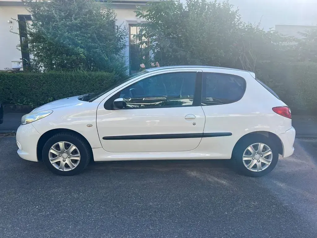 Gebraucht Peugeot 206 60 PS (44 kW) 2010 Weiß Limousine