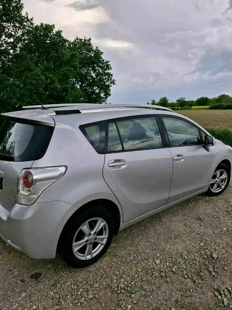 Gebraucht Toyota Verso 129 PS (94 kW) 2010 Silber Van / Kleinbus