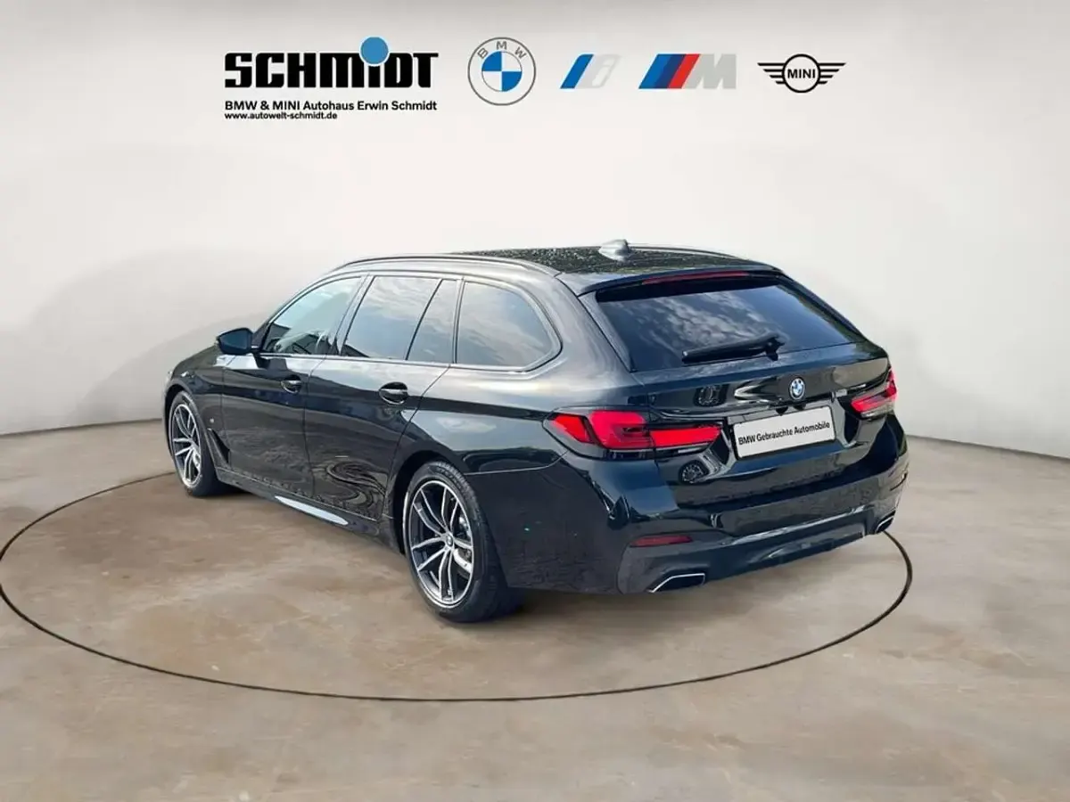 Gebraucht BMW 530 M Sport 286 PS (210 kW) 2023 Saphirschwarz metallic Kombi