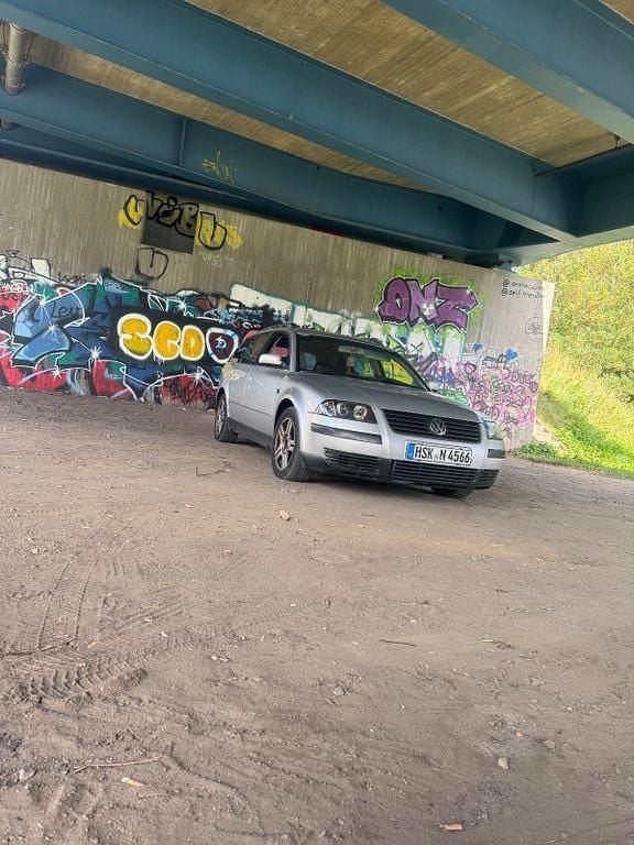 Silber Gebraucht 2001 VW Passat Highline Kombi | 1.800 € (Superpreis) - Bild 1/4