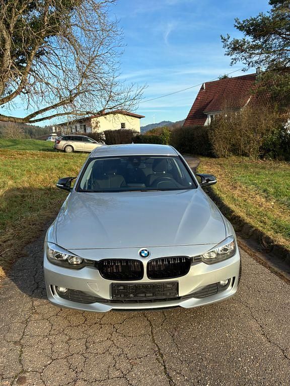 Gebraucht BMW 318 143 PS (105 kW) 2013 Silber Limousine