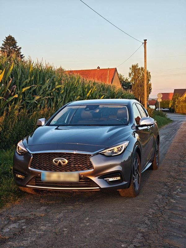 Gebraucht Infiniti Q30 170 PS (125 kW) 2016 Grau Limousine