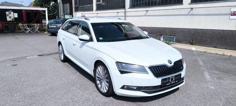 Weiß Gebraucht 2018 Skoda Superb Kombi | 17.890 € (Superpreis) - Bild 1/4