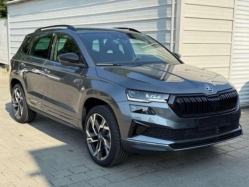 Stahlgrau Neu 2025 Skoda Karoq SportLine SUV | 39.190 € (Guter Preis) - Bild 1/4