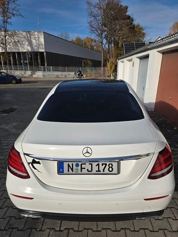Weiß Gebraucht 2016 Mercedes E220 Limousine | 24.900 € (Teuer) - Bild 1/4