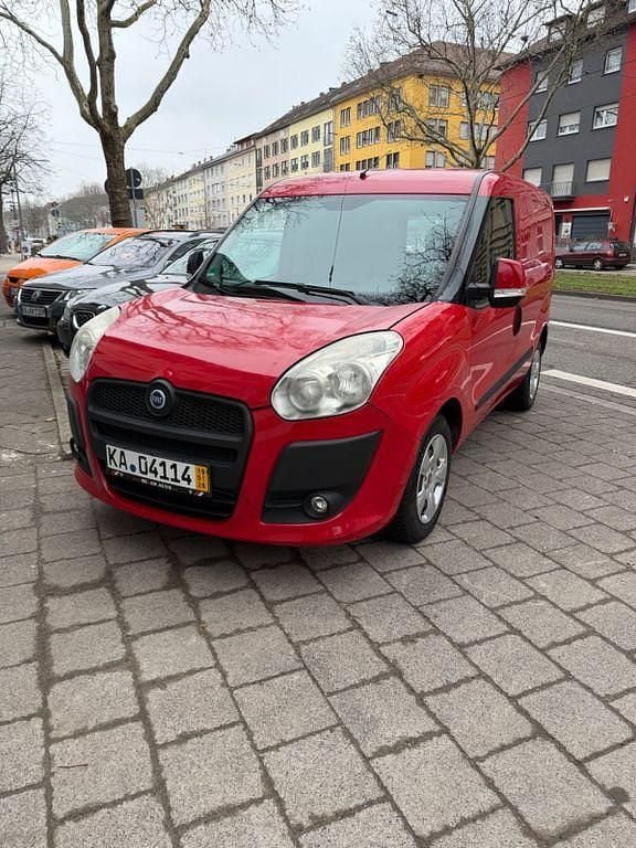 Rot Gebraucht 2011 Fiat Doblò Dynamic Van / Kleinbus | 2.999 € (Guter Preis) - Bild 1/4