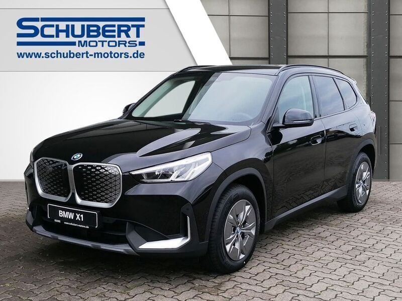 Schwarz Neu 2025 BMW iX1 SUV | 44.750 € (Superpreis) - Bild 1/4