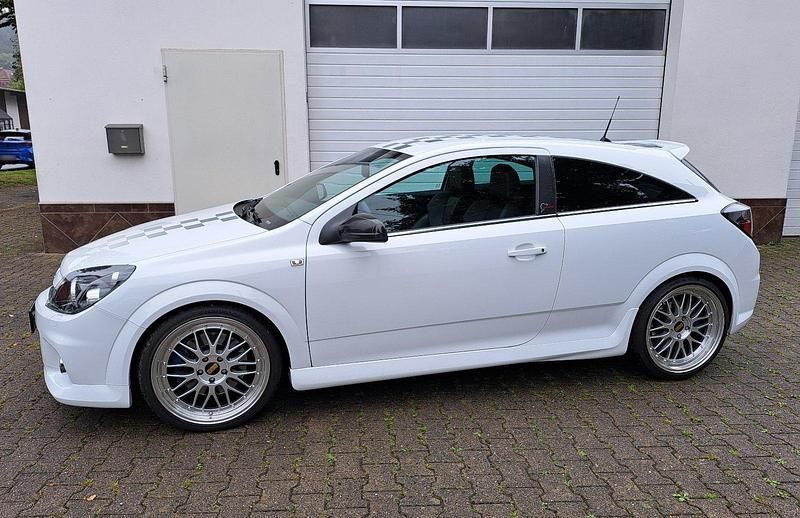 Gebraucht Opel Astra Edition 280 PS (205 kW) 2008 Weiß Coupé