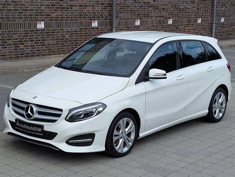 Weiß Gebraucht 2017 Mercedes B180 Edition Van / Kleinbus | 16.489 € (Fairer Preis) - Bild 1/4