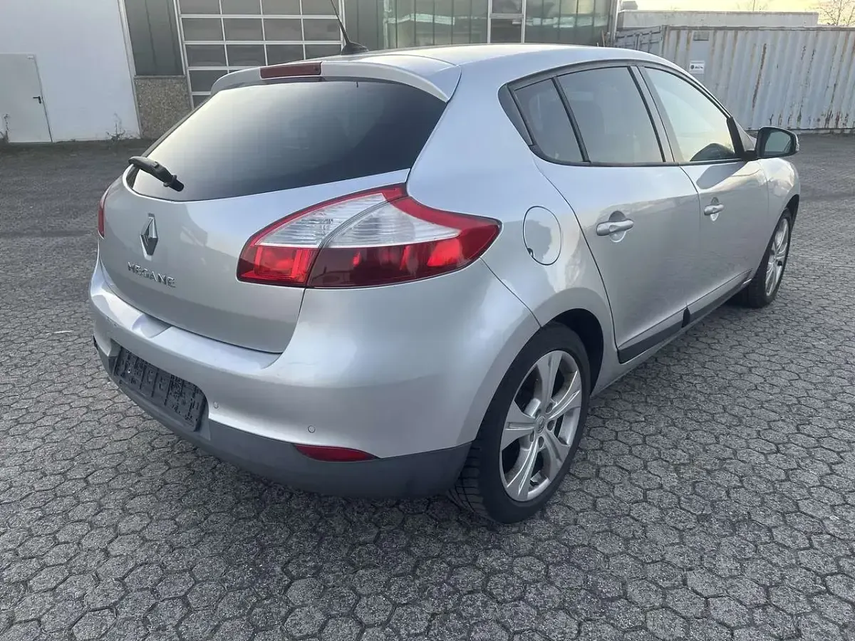 Gebraucht Renault Mégane III Dynamique 106 PS (77 kW) 2010 Platingrau Kleinwagen