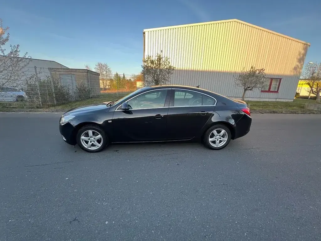 Gebraucht Opel Insignia Edition 140 PS (102 kW) 2010 Schwarz Limousine