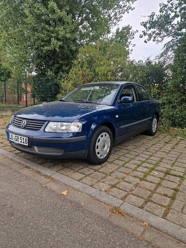 Blau Gebraucht 2000 VW Passat Limousine | 1.000 € (Guter Preis) - Bild 1/4