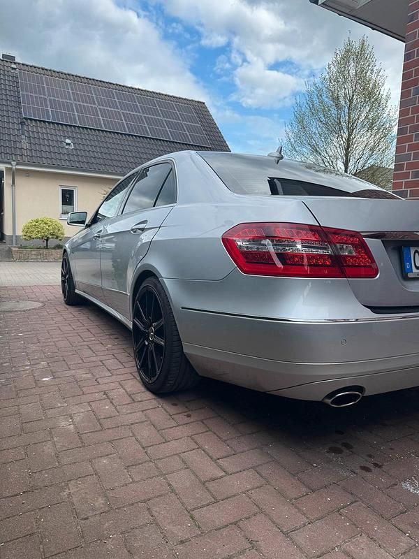 Second-hand Mercedes E300 Avantgarde 231 CP (169 kW) 2011 Argintiu Berlinǎ