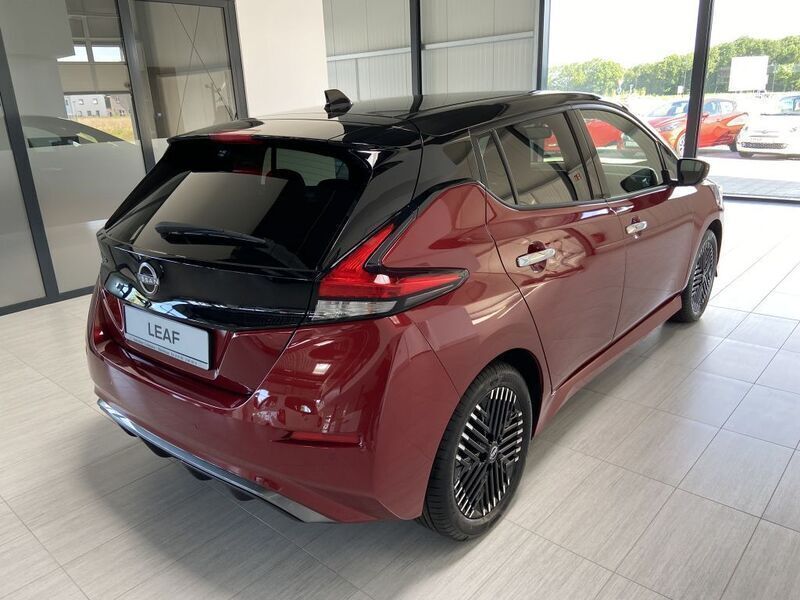 Gebraucht Nissan Leaf N-Connecta 110 kW (150 PS) 2023 Red pm/ black p Kleinwagen