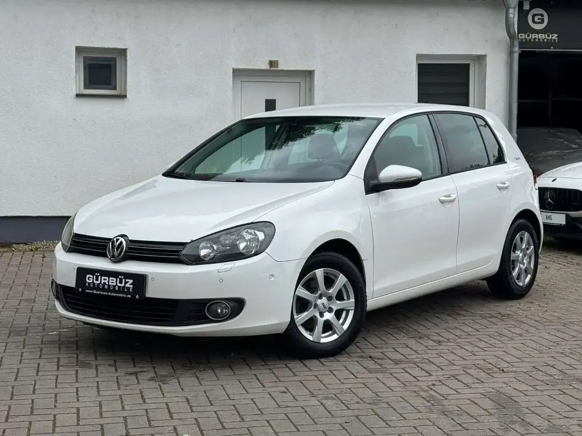 Gebraucht VW Golf VI Team 105 PS (77 kW) 2010 Weiß Kleinwagen