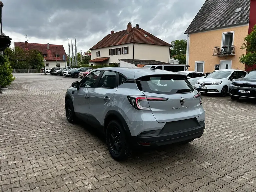 Käytetty Renault Captur Evolution 91 HP (66 kW) 2024 Harmaa Katumaasturi
