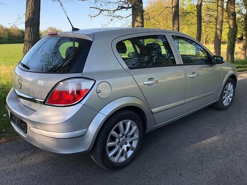 Second-hand Opel Astra 140 CP (102 kW) 2006 Argintiu Berlinǎ