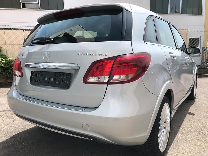 Gebraucht Mercedes B200 156 PS (114 kW) 2015 Silber Van / Kleinbus