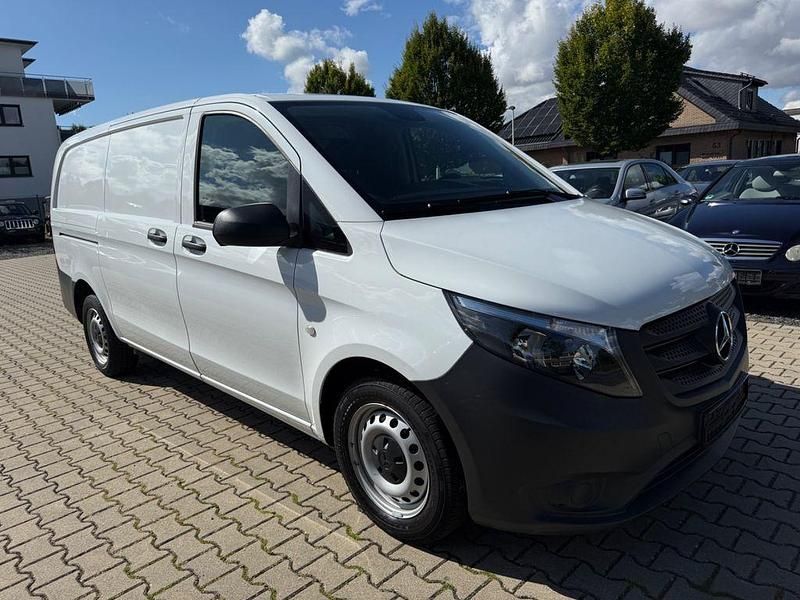 Weiß Gebraucht 2021 Mercedes Vito Van / Kleinbus | 17.990 € (Guter Preis) - Bild 1/4