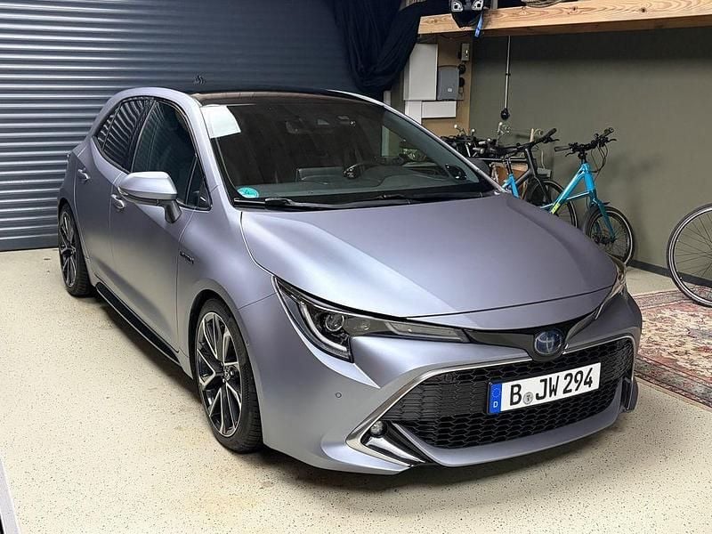 Schwarz Gebraucht 2019 Toyota Corolla Lounge Kleinwagen | 22.000 € (Etwas zu teuer) - Bild 1/4