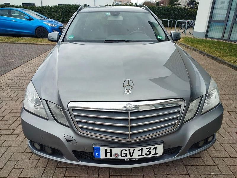 Silber Gebraucht 2010 Mercedes E250 Limousine | 4.990 € (Superpreis) - Bild 1/4