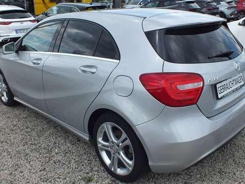 Gebraucht Mercedes A180 90 PS (66 kW) 2015 Silber