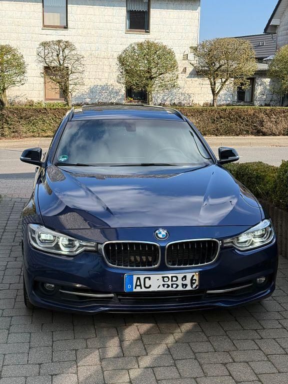 Gebraucht BMW 330 Sport Line 258 PS (189 kW) 2018 Blau Kombi