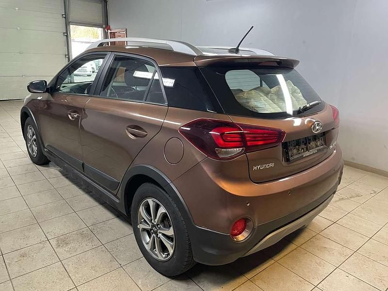 Gebraucht Hyundai i20 Select 101 PS (74 kW) 2019 Cashmere brown / met Kleinwagen