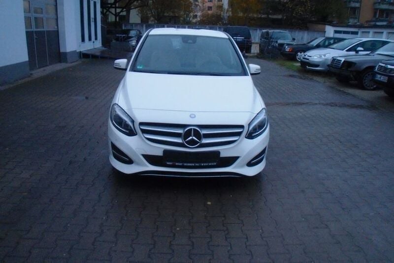 Weiß Gebraucht 2016 Mercedes B180 Van / Kleinbus | 13.590 € (Guter Preis) - Bild 1/4