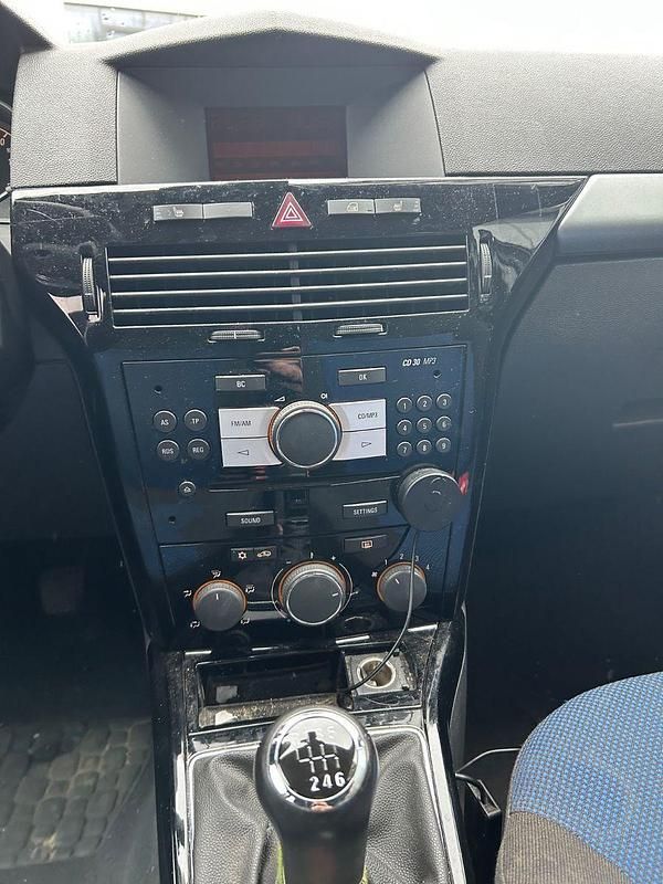 Gebraucht Opel Astra Edition 110 PS (80 kW) 2010 Grau Kombi