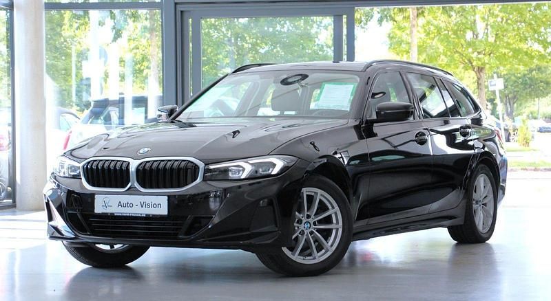 Schwarz Gebraucht 2023 BMW 318 Shadowline Limousine | 22.880 € (Fairer Preis) - Bild 1/3