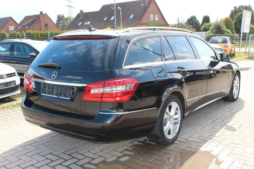 Gebraucht Mercedes E220 170 PS (125 kW) 2011 Schwarz Limousine
