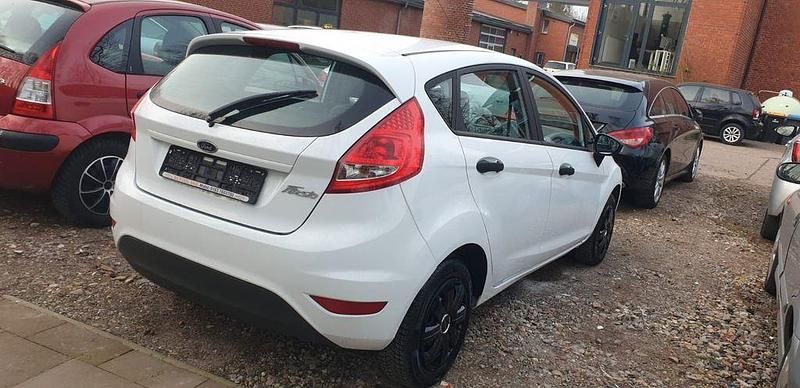 Gebraucht Ford Fiesta Ambiente 60 PS (44 kW) 2009 Weiß Kleinwagen