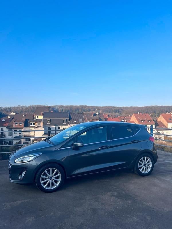 Grau Gebraucht 2018 Ford Fiesta Titanium Kleinwagen | 8.850 € (Fairer Preis) - Bild 1/4