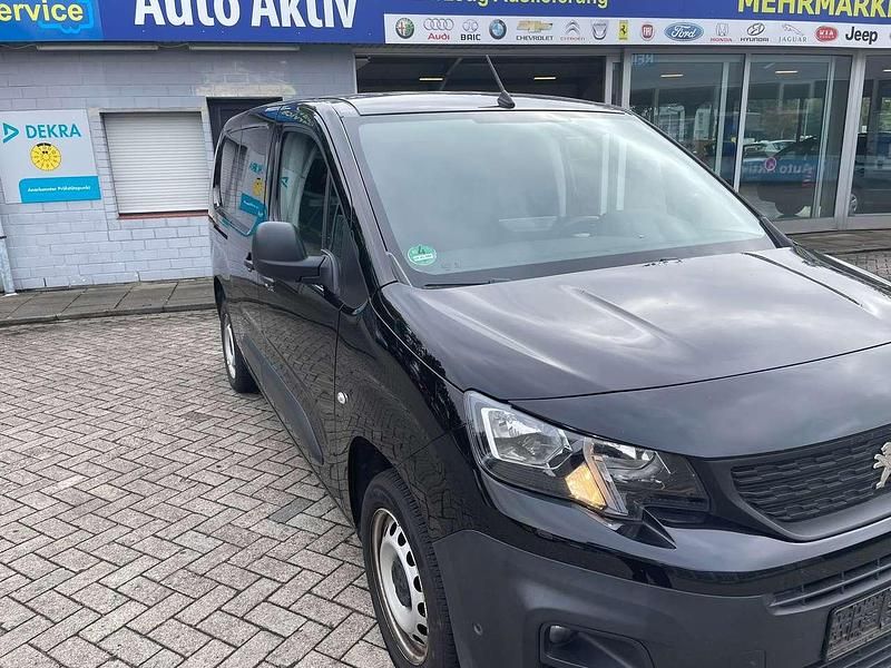 Gebraucht Peugeot Partner Premium 102 PS (75 kW) 2020 Lack onyx schwarz/typ Van / Kleinbus