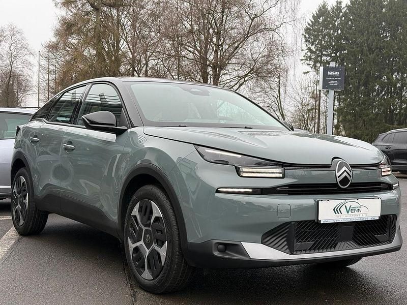 Neu Citroën C4 PureTech 131 PS (96 kW) 2025 Grün Limousine