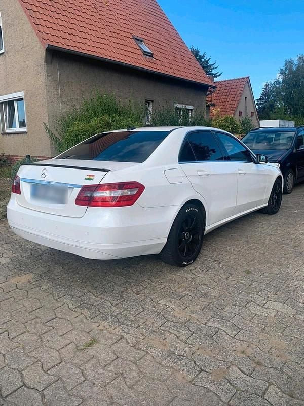 Gebraucht Mercedes E200 AMG 136 PS (100 kW) 2013 Weiß Limousine