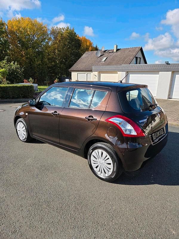 Braun Gebraucht 2015 Suzuki Swift Club Limousine | 8.750 € (Fairer Preis) - Bild 1/4
