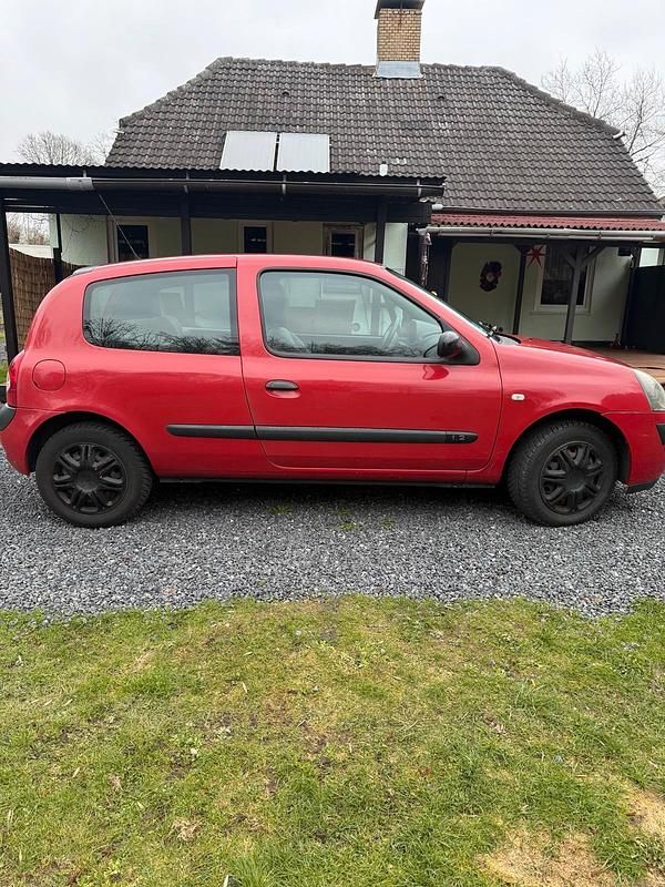 Gebraucht Renault Clio II 58 PS (42 kW) 2004 Rot Kleinwagen