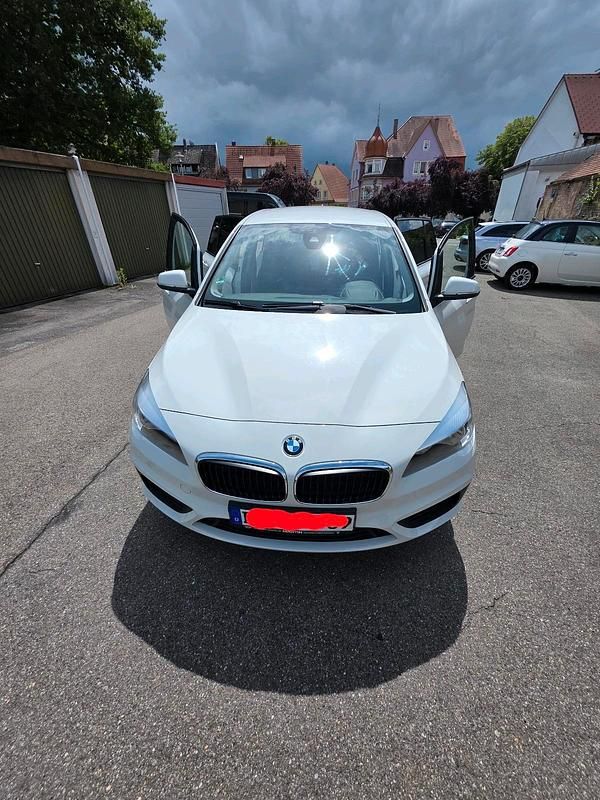Weiß Gebraucht 2016 BMW 218 Gran Tourer Van / Kleinbus | 9.000 € (Guter Preis) - Bild 1/4