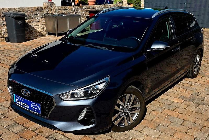 Grau Gebraucht 2017 Hyundai i30 Kombi | 11.499 € (Fairer Preis) - Bild 1/4