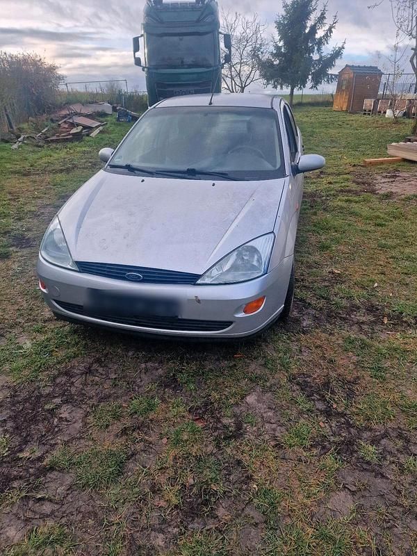 Silber Gebraucht 2001 Ford Focus Limousine | 300 € - Bild 1/4