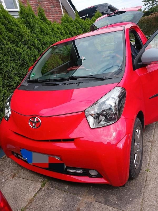 Rot Gebraucht 2010 Toyota iQ Kleinwagen | 8.450 € (Fairer Preis) - Bild 1/4