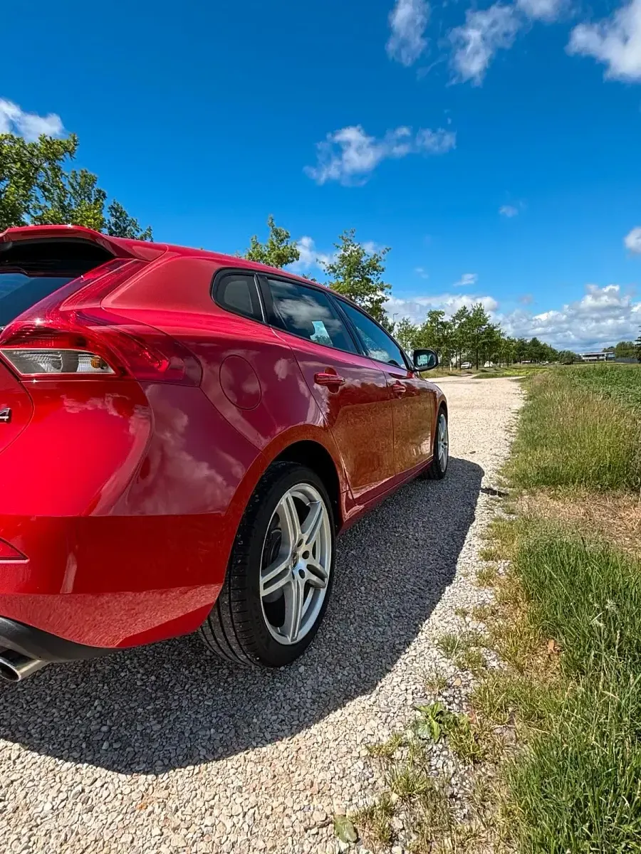 Gebraucht Volvo V40 190 PS (139 kW) 2015 Rot Limousine