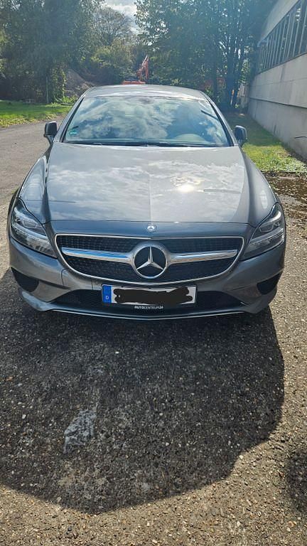 Grau Gebraucht 2016 Mercedes CLS220 Shooting Brake Kombi | 19.990 € - Bild 1/4