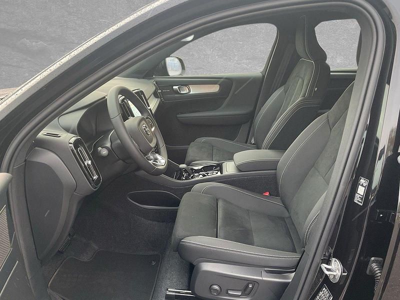 Neu Volvo XC40 Plus 163 PS (119 kW) 2025 Onyx schwarz SUV