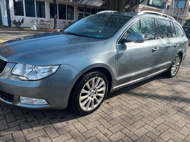 Gebraucht Skoda Superb 140 PS (102 kW) 2011 Blau Kombi