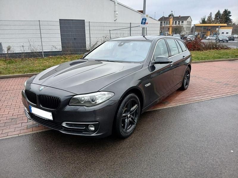 Grau Gebraucht 2014 BMW 520 Luxury Line Kombi | 13.200 € (Fairer Preis) - Bild 1/4