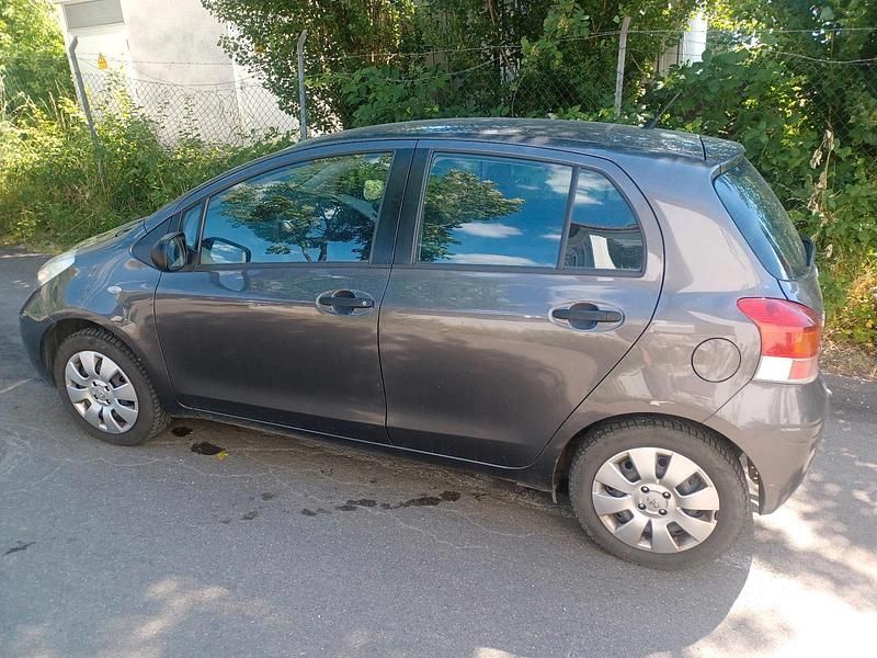 Grau Gebraucht 2009 Toyota Yaris Limousine | 2.600 € (Guter Preis) - Bild 1/4
