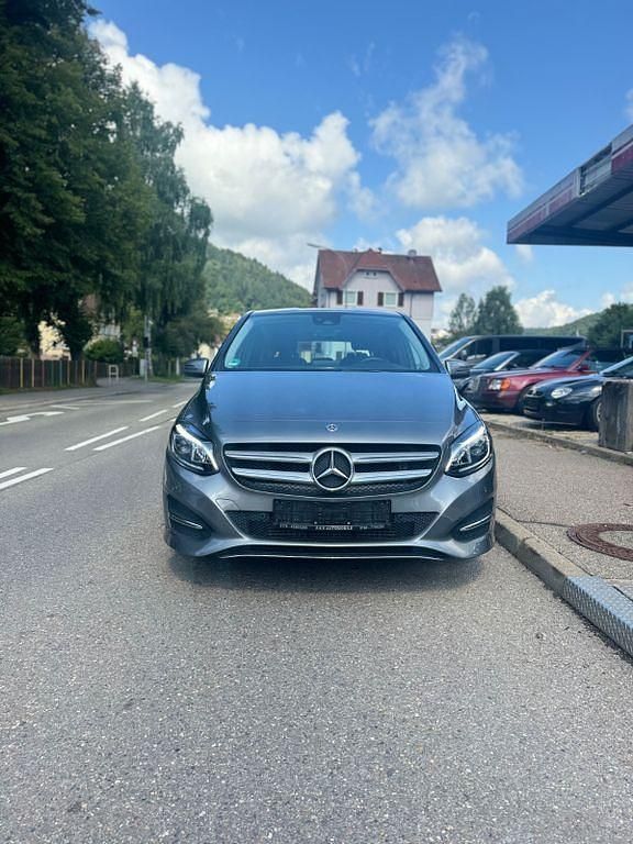 Grau Gebraucht 2018 Mercedes B200 Style Van / Kleinbus | 16.500 € (Fairer Preis) - Bild 1/4